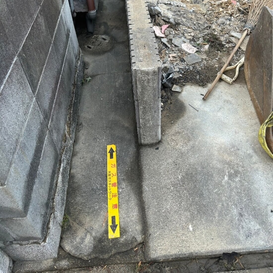 四條畷市米崎町│大阪ガスによるガス管注意のシールが貼られた地面