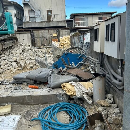 京田辺市田辺平田│カッターで切断した看板の鉄柱