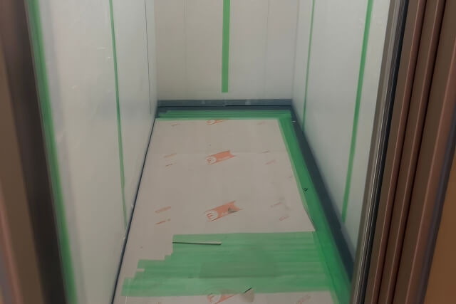 マンションのエレベーターを養生で保護