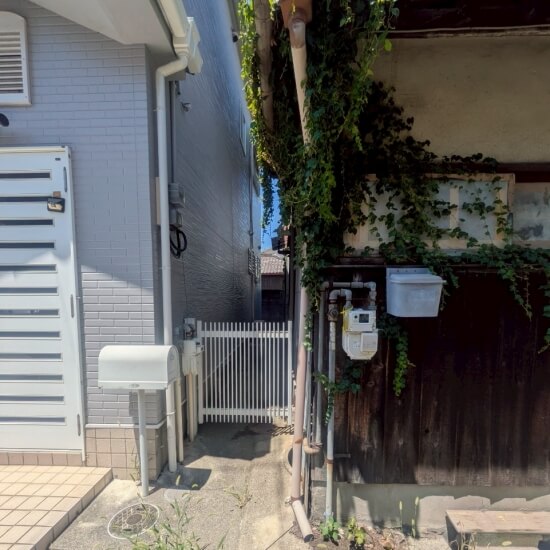 高石市千代田│左側隣家の犬走りと門扉