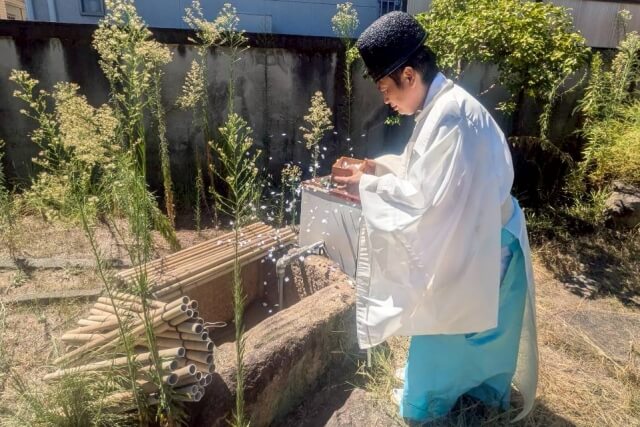 宮司による井戸のお祓い