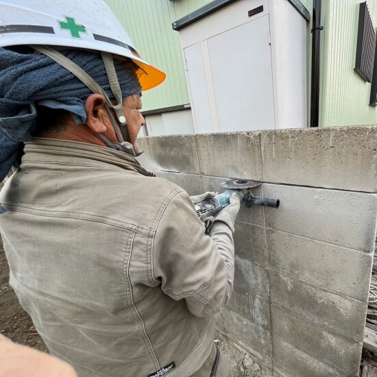 ブロック塀カットの作業風景