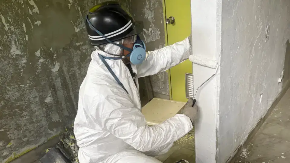 アスベスト飛散防止コーティングの作業風景(スマホ版)