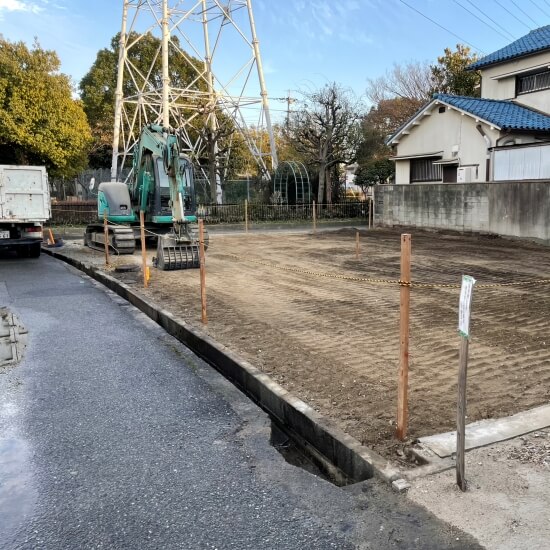 尼崎市大庄西町│整地作業終盤の敷地と口の開公園