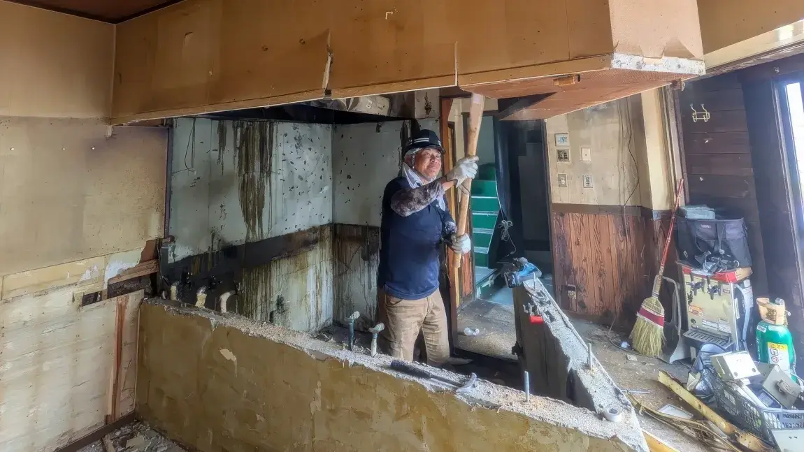 店舗解体の作業風景