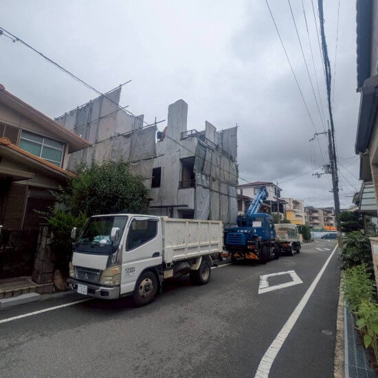 伊丹市昆陽泉町│防音シートを設置し躯体解体を開始した時の風景