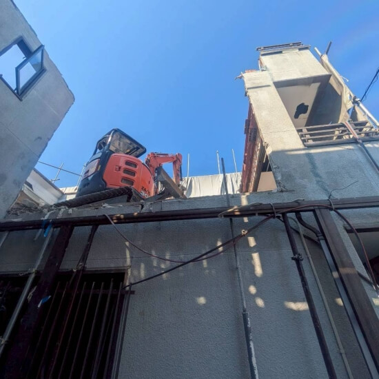 伊丹市昆陽泉町│重機が2階に置かれている風景