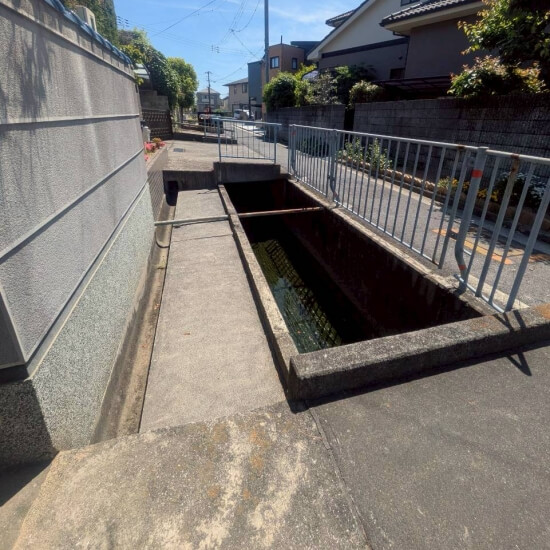 堺市東区菩提町│正門前用水路の風景
