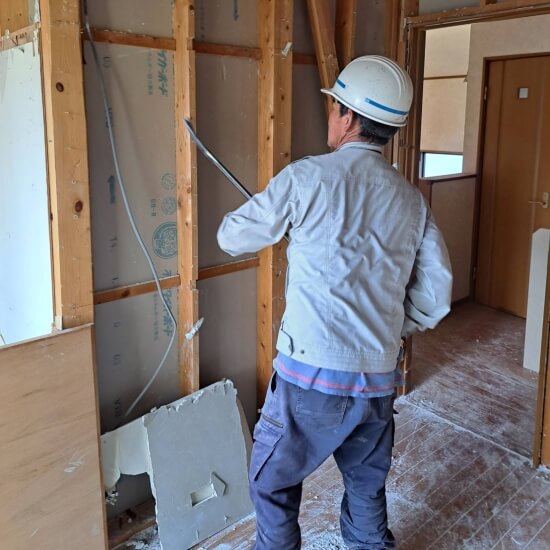 高槻市藤の里町│内装材を解体している風景